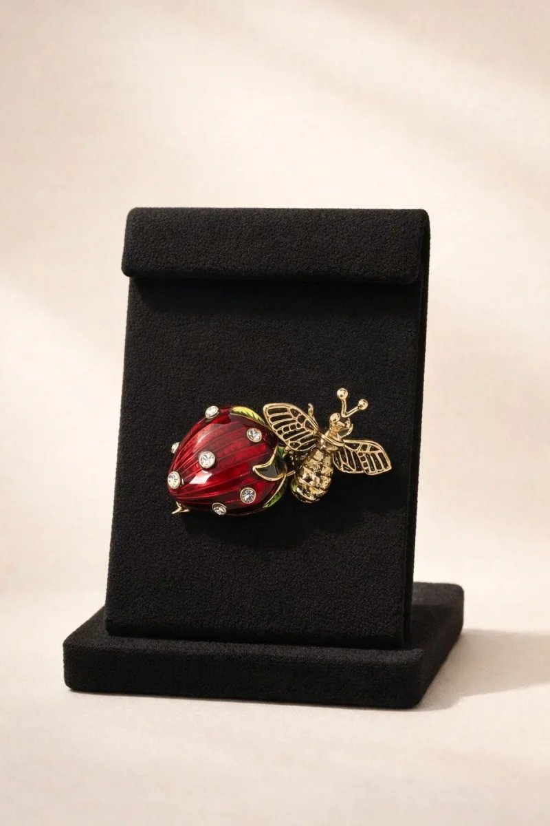 Çilek ve Arı Figürlü Taşlı Broş
