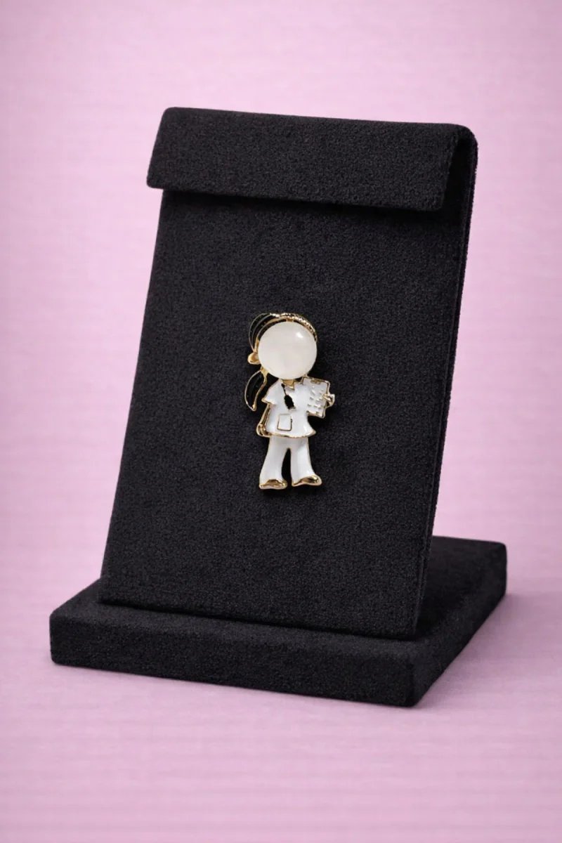 Doktor Figürlü Mineli Broş