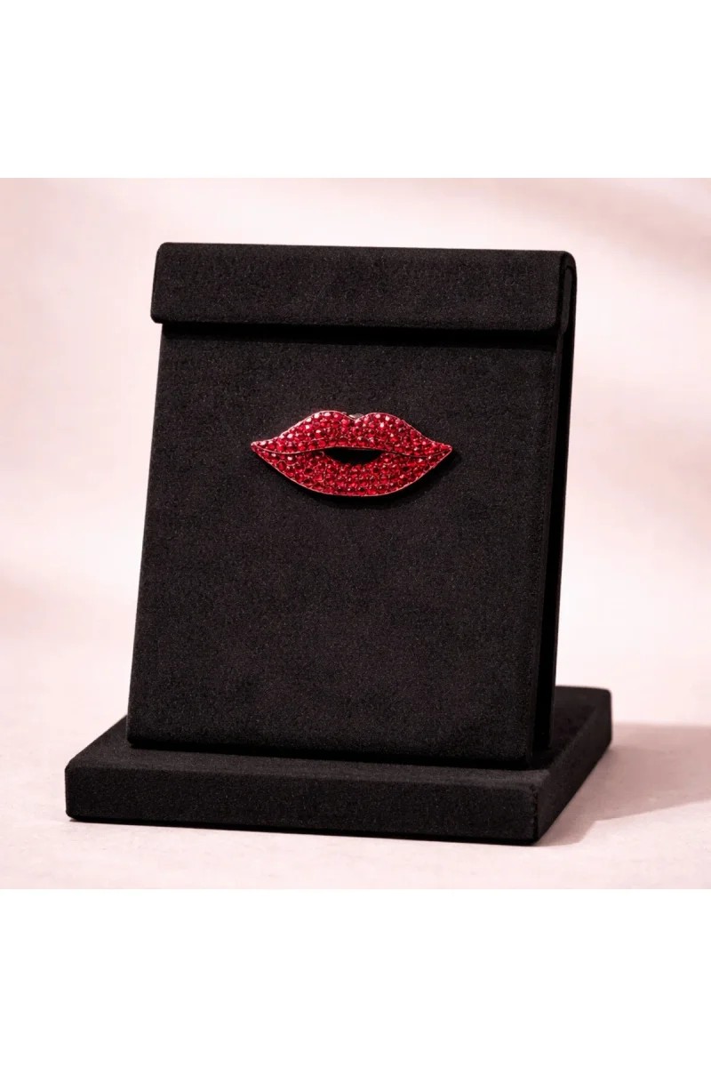 Kırmızı Dudak Figürlü Taşlı Broş