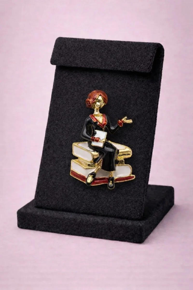 Öğretmen Figürlü Broş