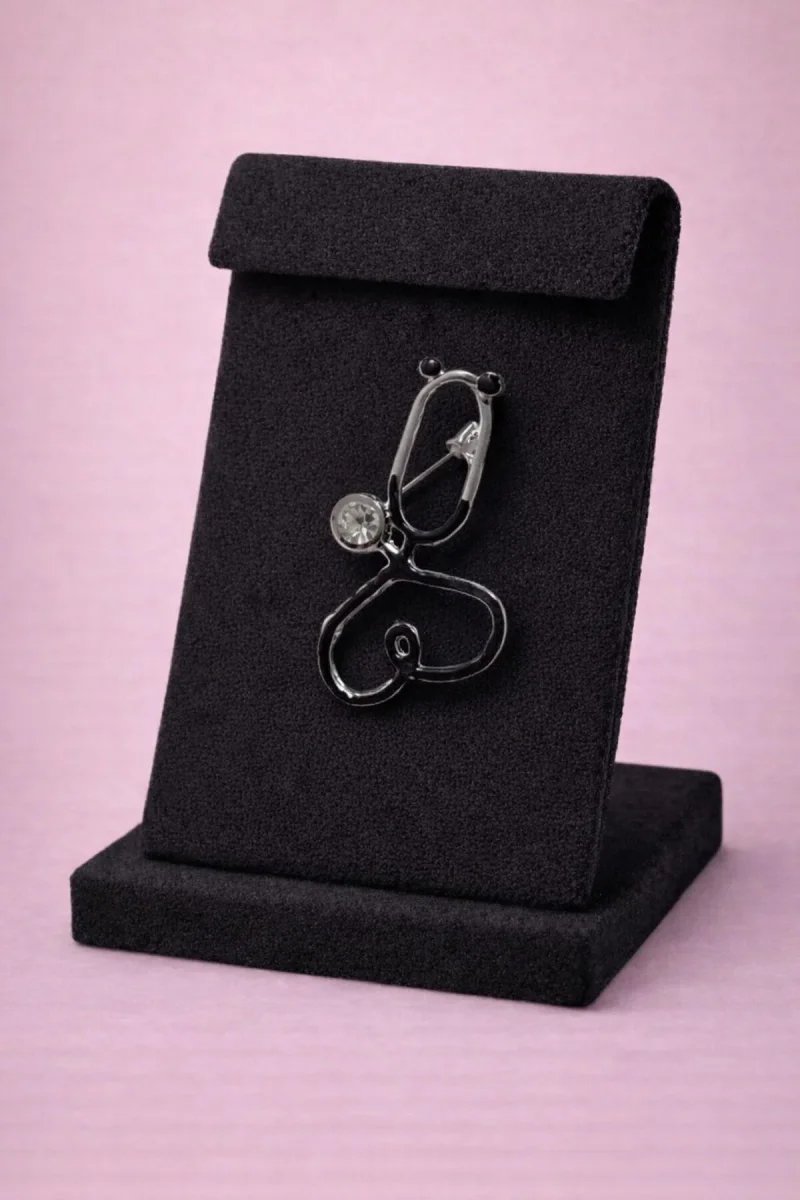 Stetoskop Figürlü Broş – Sağlık Çalışanlarına Özel Yaka İğnesi