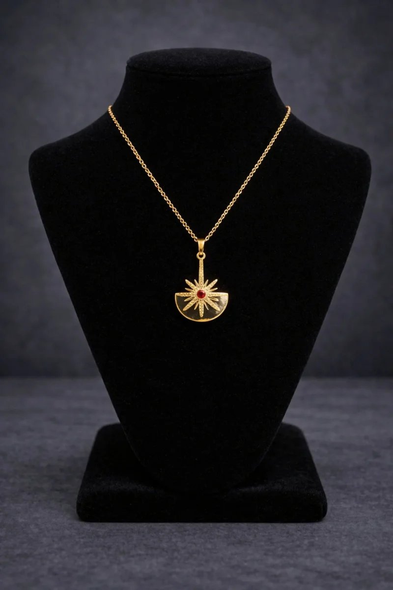 Güneş Motifli Kırmızı Taşlı Kolye